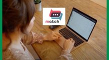 Vrouw aan tafel met laptop, met Match-logo